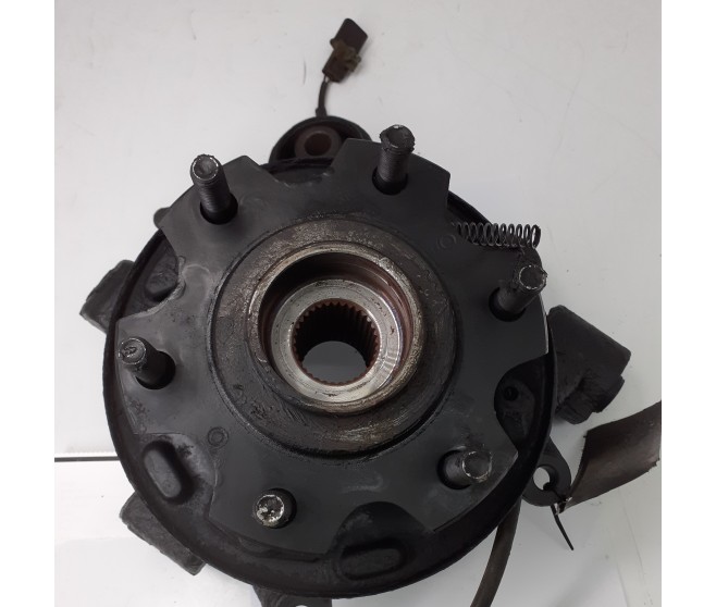 REAR RIGHT HUB AND KNUCKLE FOR A MITSUBISHI PAJERO - V76W