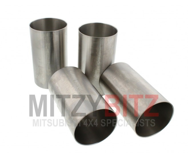 ENGINE CYLINDER PISTON LINERS X4 FOR A MITSUBISHI DELICA STAR WAGON/VAN - P35W